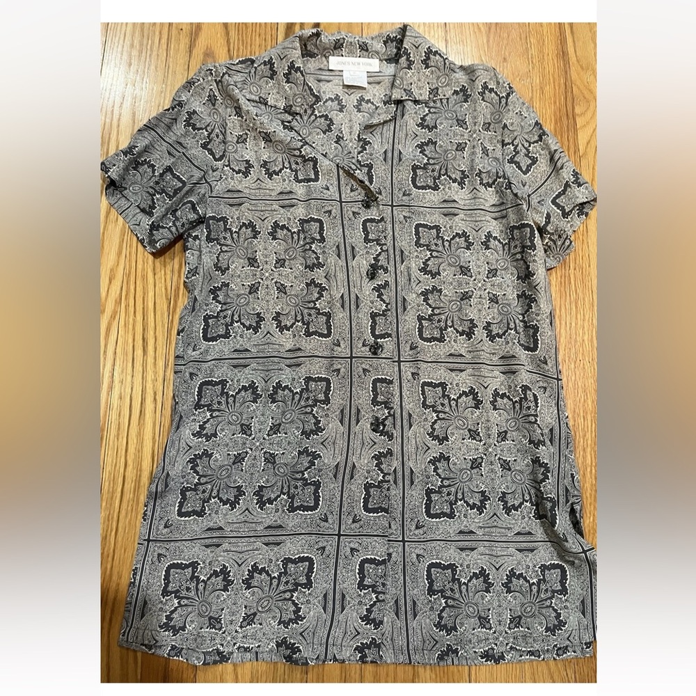 Woman’s Jones New York 100% Silk Blouse 6 Fleur De Lis Design Gray